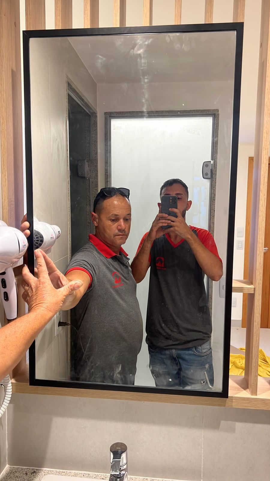 Equipe Dom Angelo após instalação de espelho